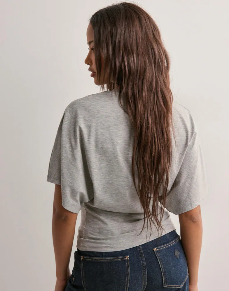 Cirella – Taliowany krój – Krótki t-shirt-15216284926277-Róża Kwiatowa