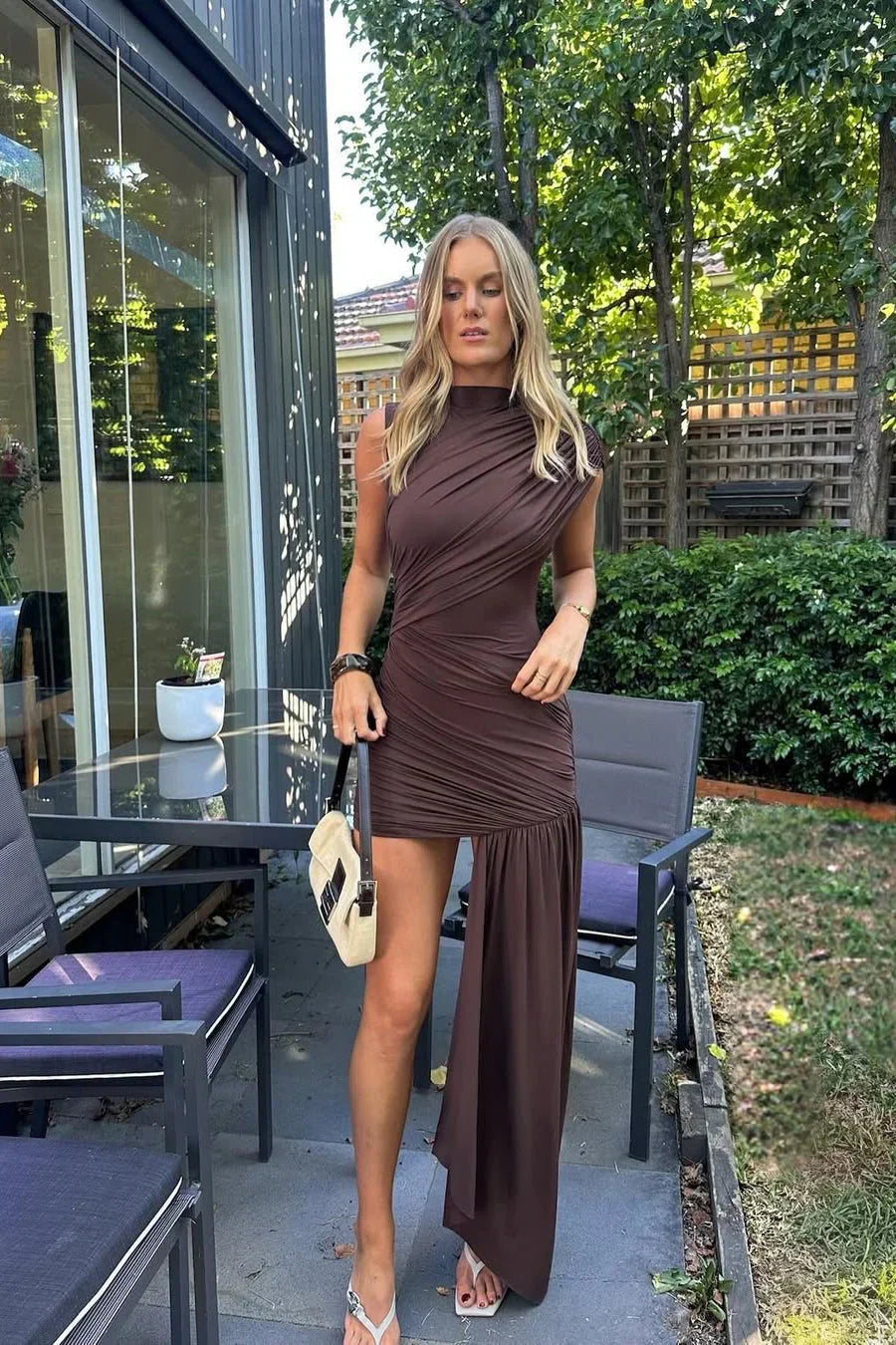 Velarose – Drapowana asymetria – Mini sukienka na jedno ramię-15248446095685-Róża Kwiatowa