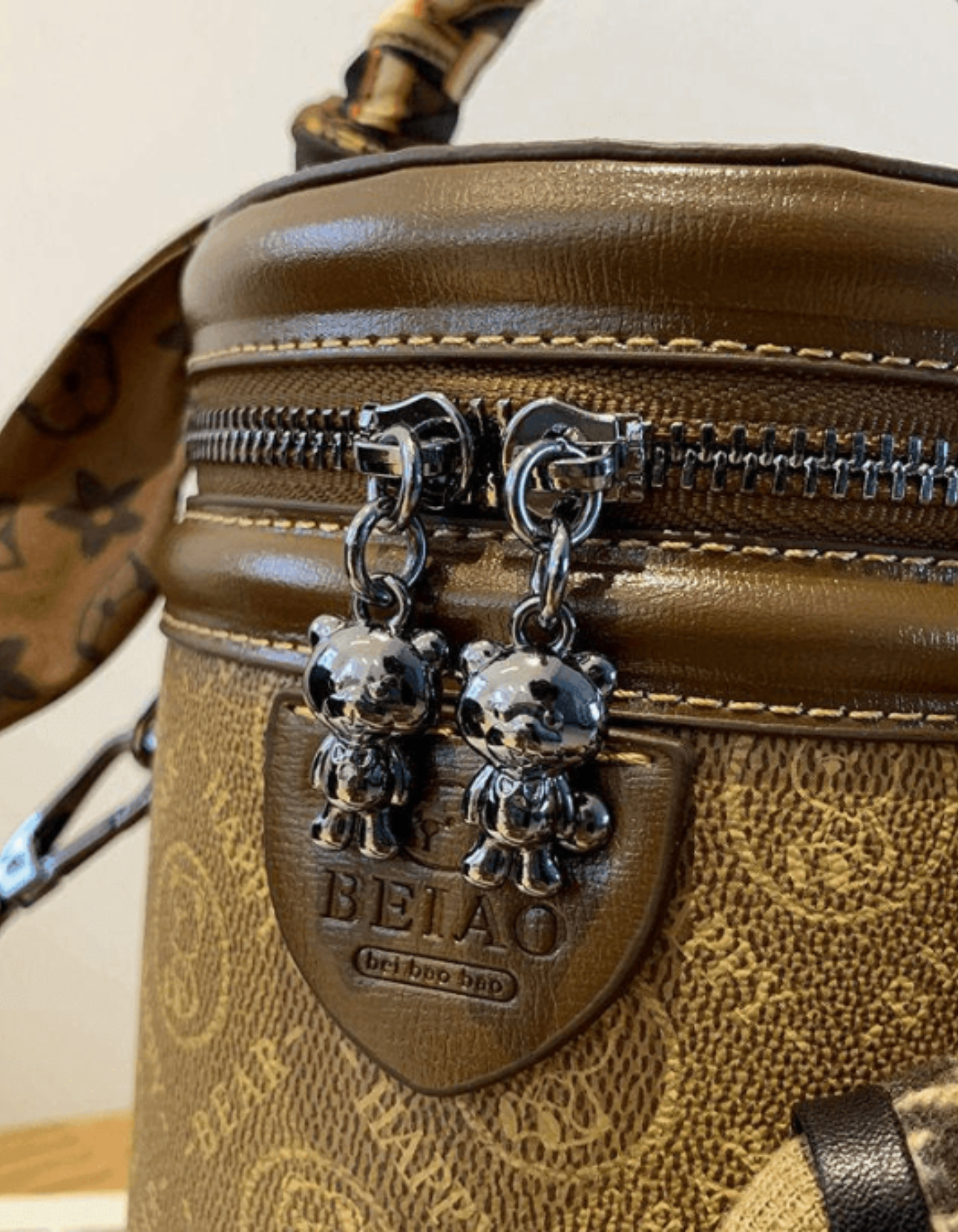 Capucinetta – Detal z monogramem w kształcie króliczka – Torba na ramię-15216453747013-Róża Kwiatowa