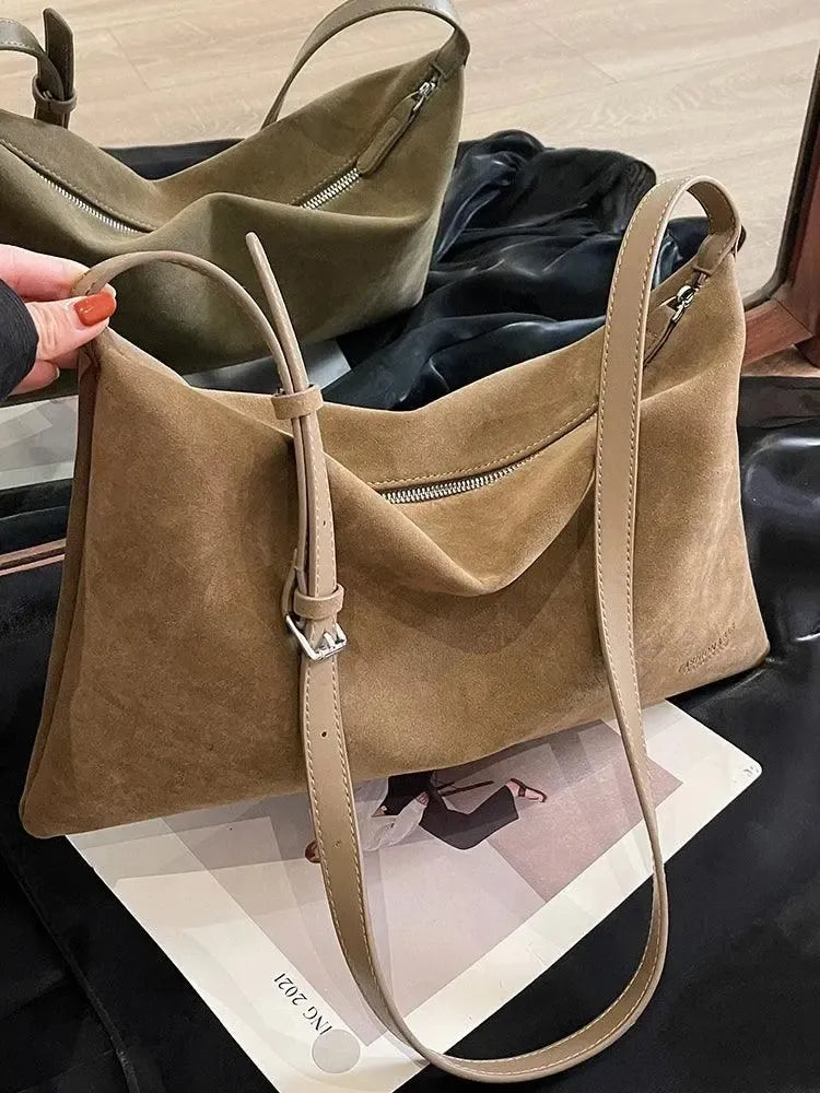 Claudia – Klasyczny, elegancki design – Zamszowa torebka na ramię-15216240132421-Róża Kwiatowa